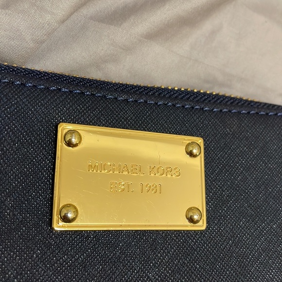 Michael Kors Wallet (phone/card) - Picture 2 of 4